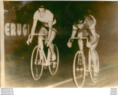 ROGER RIVIERE ET ERCOLE BALDINI 09/1958 RIVIERE VAINQUEUR  A VIGORELLI PHOTO DE PRESSE ORIGINALE  18 X 13 CM - Deportes