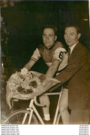 CYCLISME ROGER RIVIERE 1957  POURSUITE DES 4 KMS AU VEL D'HIV  PHOTO DE PRESSE ORIGINALE  17X 12 CM - Deportes