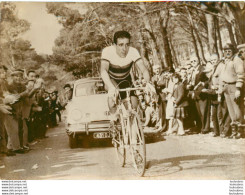 ROGER RIVIERE CONTRE LA MONTRE DU MONT FARON VAINQUEUR 04/1959  PHOTO PRESSE 18X13CM - Deportes