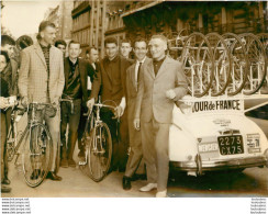 CYCLISME RAYMOND POULIDOR AU DEPART DU TOUR DE FRANCE 1962 AVEC UN DOIGT PLATRE PHOTO DE PRESSE ORIGINALE 18X13CM - Sports