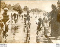 TOUR D'ITALIE 06/1961 UN MOINE ARROSE LES COUREURS  PHOTO DE PRESSE ORIGINALE  18 X 13 CM - Sport