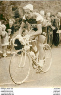 CYCLISME TOUR DE FRANCE 1959 RIVIERE DANS LA 5èm ETAPE ROUEN RENNES PHOTO DE PRESSE 18X10 CM - Sports