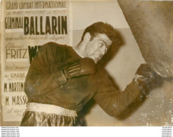 BOXE 02/1956 BALLARIN A L'ENTRAINEMENT AVANT SON MATCH CONTRE GAVILAN  PHOTO DE PRESSE 18X10 CM - Sport