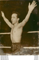 BOXE 06/1956 MARIO D'AGATA  QUI VA RENCONTRER ROBERT COHEN POUR LE TITRE MONDIAL DES COQ PHOTO DE PRESSE 18 X 13 CM - Deportes