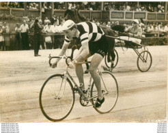 CYCLISME 08/1962 EPREUVE CYCLISTE CONTRE CHEVAL ATTELE GARSHALL CYCLISTE VAINQUEUR PHOTO DE PRESSE  18X13CM - Sports
