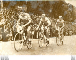 CYCLISME 06/1961 CHAMPIONNAT DE FRANCE ECHAPPEE AVEC ANGLADE LEFEVRE ET LEBORGNE PHOTO DE PRESSE 18X10 CM - Deportes
