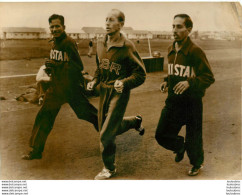 ATHLETISME 11/1956 J.O.  EMILE ZATOPEK  ET DEUX CHAMPIONS PAKISTANAIS PHOTO DE PRESSE 18X13CM - Sports