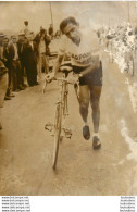 CYCLISME TOUR D'ITALIE 1956 FAUSTO COPPI REPART APRES UNE CREVAISON PHOTO DE PRESSE  18X13CM ETAT MOYEN - Deportes