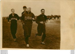 ATHLETISME 11/1956 J.O. AVANT LE MARATHON MIMOUN ET ZATOPECK  ET KIKHALIK PHOTO DE PRESSE 18X13CM - Deportes