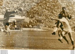 FOOTBALL COUPE DU MONDE 1962 LE CHILI REMPORTE LA 3ème PLACE DEVANT LA YOUGOSLAVIE PHOTO DE PRESSE 18X13CM - Sporten