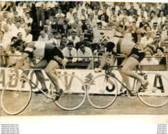 CYCLISME 08/1961 CHAMPIONNAT DU MONDE DE VITESSE MASPES REMPORTE DEVANT ROUSSEAU PHOTO DE PRESSE 18X13CM - Sports