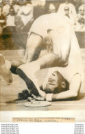 TENNIS 06/1961 BOB HEWITT CHUTE A WIMBLEDON PHOTO DE PRESSE 18X13CM - Deportes