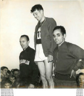 ATHLETISME CROSS DE LA VOIX DU NORD 1959 PODIUM MIHALIC WATTYNE ET BEDIAF PHOTO DE PRESSE 15X15CM - Sporten