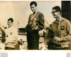 NATATION 08/1962 GOTTVALLES VAINQUEUR DU 100 M NAGE LIBRE CHAMPIONNAT D'EUROPE A LEIPZIG PHOTO DE PRESSE  18X13CM - Sports