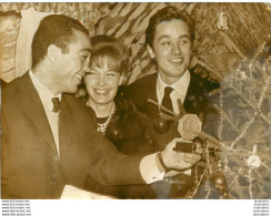 ALAIN DELON ET ROMY SCHNEIDER 12/1960 AVEC LE BOXEUR AISSA HASHAS PHOTO DE PRESSE 18X13CM - Personalidades Famosas