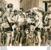 CYCLISME LOUISON BOBET ET HUGO KOBLET PHOTO DE PRESSE  14X14CM - Deportes