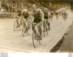 CYCLISME 06/1961JOSEPH GROUSSARD VAINQUEUR DES BOUCLES DE LA SEINE. PHOTO DE PRESSE 18 X 13 CM - Sport