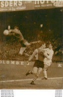 FOOTBALL  01/1962  LENS PARIS AU PARC DES PRINCES  CLEMENT ARRETANT LE BALLON  ET POLONIA PHOTO DE PRESSE 18X13CM - Sports