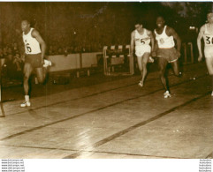 ATHLETISME 1959 PALAIS DES SPORTS ARRIVEE DU 60 YARDS GAGNE PAR CARPER WINDER ET DELECOUR PHOTO DE PRESSE  18X13CM - Deportes