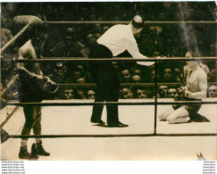 BOXE 1960 MAURICE AUZEL S'INCLINE DEVANT DULIO LOI  MI-MOYEN  PHOTO DE PRESSE  18X13CM - Sporten