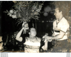 CYCLISME 08/1961 CHAMPIONNAT DU MONDE  VITESSE MASPES REMPORTE DEVANT ROUSSEAU ICI AVEC LE BOUQUET PHOTO PRESSE 18X13CM - Sports