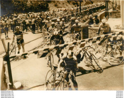 CYCLISME GIRO TOUR D'ITALIE 1961 COUREURS TRAVERSANT UN PASSAGE A NIVEAU PHOTO DE PRESSE 18 X 13 CM - Deportes