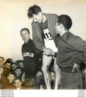 ATHLETISME CROSS DE LA VOIX DU NORD 1959 PODIUM MIHALIC WATTYNE ET BEDIAF PHOTO DE PRESSE 15X15CM R1 - Sport