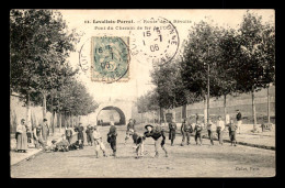 92 - LEVALLOIS-PERRET - ROUTE DE LA REVOLTE - PONT DU CHEMIN DE FER DE L'OUEST - Levallois Perret