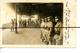 Carte Photo .CPA. ALLEMAGNE. Duisbourg.   L'attente Des Réservistes  A La Gare De DUISBOURG . Soldats Militaire 1921 - Fotografie