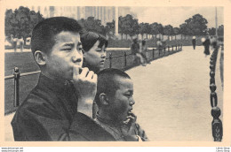 CHINE ◙. Devant Les Hautes Façades De La Chine Moderne, Ces Jeunes Chinois Anxieux Attendent... - Chine