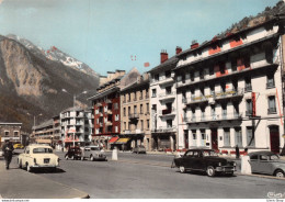 MODANE (Savoie) Avenue De La Gare - 403, 2cv, Aronde, 4 Cv Hôtel Terminus Banque De Savoie Cpsm Dentelée GF - Modane
