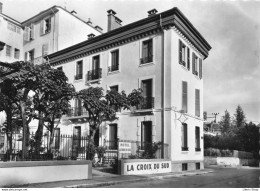 Hôtel "LA CROIX DU SUD" - Décor Afrique Noire Rue Du Docteur Duvernay Aix-les-Bains - .cpsm Dentelée GF - Aix Les Bains