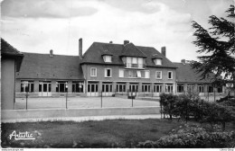 ETAIS-LA-SAUVIN (Yonne) Les Ecoles. - Cpsm Dentelée 1960  PF - Autres & Non Classés
