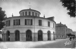 AMBERT (63) Sa Mairie Ronde Et Boulevard Henri IV (côté Des Allées) Cpsm Dentelée PF 1957 - Ambert