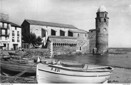 COLLIOURE (P-O.) - L'Église Et Les Bateaux De Pêche De Type Pointus Cpsm Dentelée PF - Collioure