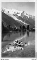 CHAMONIX-MONT BLANC (74) Lac De La Plage - Jeunes Gens Faisant Du Canotage  Cpsm PF 1954 - Chamonix-Mont-Blanc