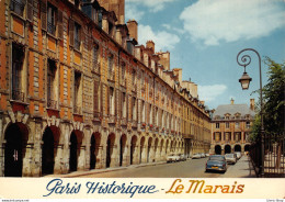 Paris Historique Le Marais - PLACE DES VOSGES # Automobiles #  Volvo Amazon, Renault 4L, Ami 8 - Places, Squares