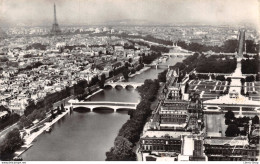EN AVION, SUR PARIS... (Pilote Opérateur R. Henrard). Tour Eiffel Et Palais Du Louvre Cpsm PF 1963 - Cartas Panorámicas