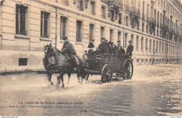 MILITARIA -  La Crue De La Seine (Janvier 1910) Rue De Lille - Une Prolonge D'Artillerie Secourt Les Habitants - Materiale
