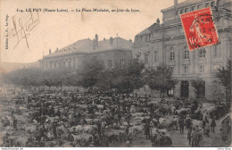 LE PUY (Haute-Loire).- Plan Assez Rare De La Place Michelet, Un Jour De Foire -.cpa 14/11/1907 Edition L.P Le Puy - Le Puy En Velay