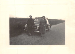 Photo Originale Snapshot Automobiles - 2 Jeunes Femmes  Devant Une Peugeot 203  format/size 110x85 Mm - Auto's