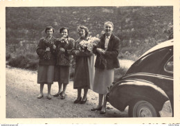 Photo Originale Snapshot - 4 Femmes Posant Avec Leur Bouquet De Fleurs (Besançon) format/size 108x74 Mm - Personnes Anonymes