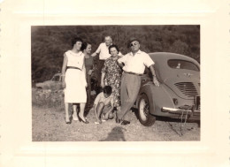 Photo Originale Snapshot Automobiles - Famille Devant Une Renault 4 Cv  format/size 108x80 Mm - Auto's