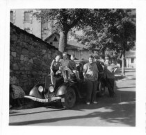 Photo Originale Snapshot Automobiles - Enfants Sur Le Capot D'une Peugeot 401  format/size 67x62 Mm - Auto's