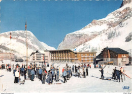 VAL D'ISERE  (Savoie)  Rassemblement De L'Ecole De Ski, Les Grands Hôtels Cpsm  GF ± 1 960 - Val D'Isere