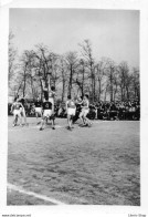 6 PHOTOGRAPHIES ± 1950 - Sport Basket-ball. Match De Basket En Extérieur Sur Terre Battue 90x62 Mm - Deportes