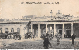 MONTPELLIER (34) La Gare P. L. M. - Plusieurs Voitures Hippomobiles Attendant Les Voyageurs - Montpellier