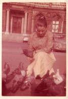 Snapshot  "Martine" Avec Les Pigeons # Renault 4cv Format/size 72x100 Mm - 1958 - Automobiles