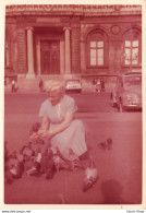 Snapshot  Jeune Femme Blonde Donnant à Manger Aux Pigeons # Renault 4cv Format/size 72x100 Mm - 1958 - Automobiles