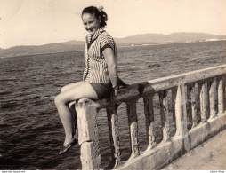 Snapshot  Jeune Femme Posant Sur Une Rambarde En Bord De Mer - St-Raphael 1958 - 83x110 Mm - - Personnes Anonymes